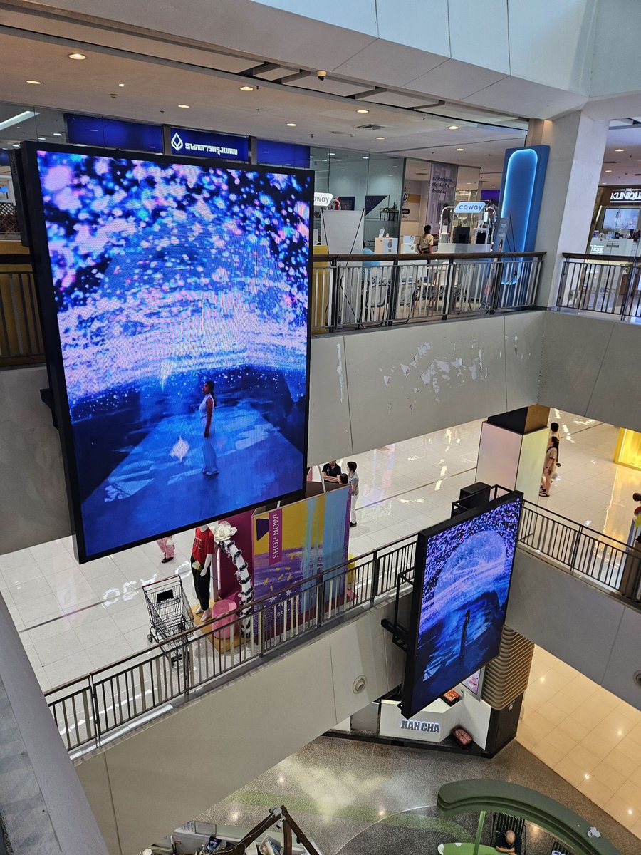 The Mall Lifestore Bangkapi digital signage displays